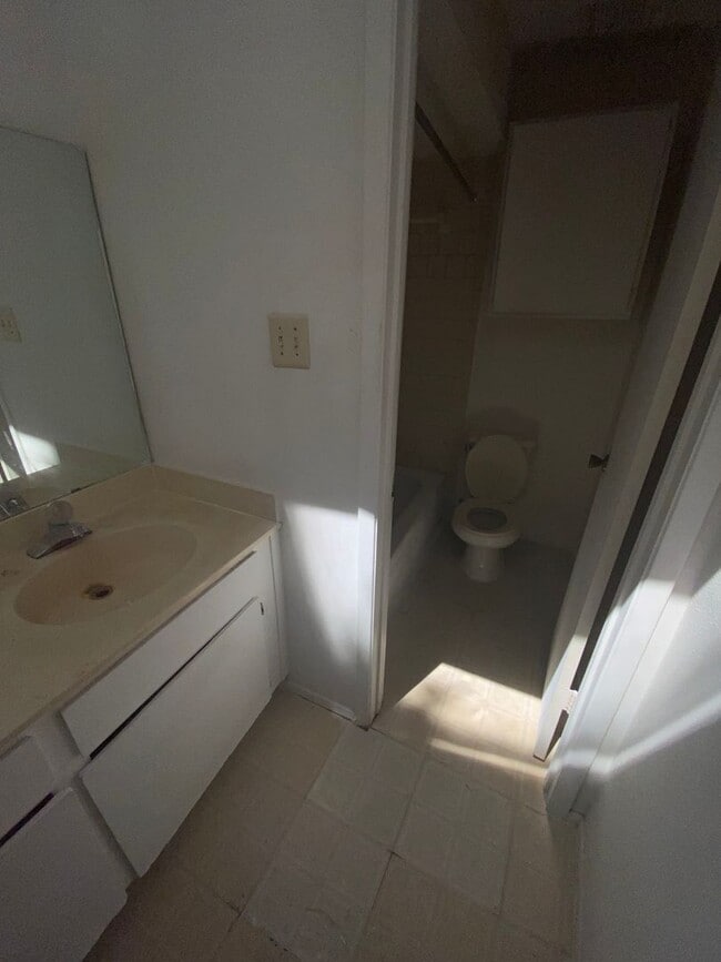 Building Photo - 1 bed 1.5 bath Apply now! $200 Move in Spe...