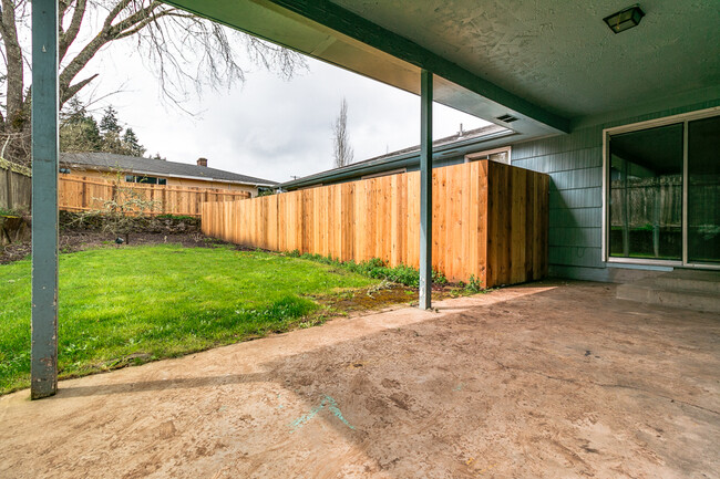 Building Photo - 3-Bedroom, 1-Bath duplex In Eugene South H...