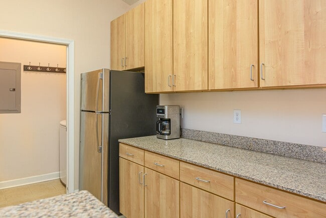 Building Photo - Bright 1-Bedroom Condo with Detached Garage in Eastwood Village Complex (Water Included)