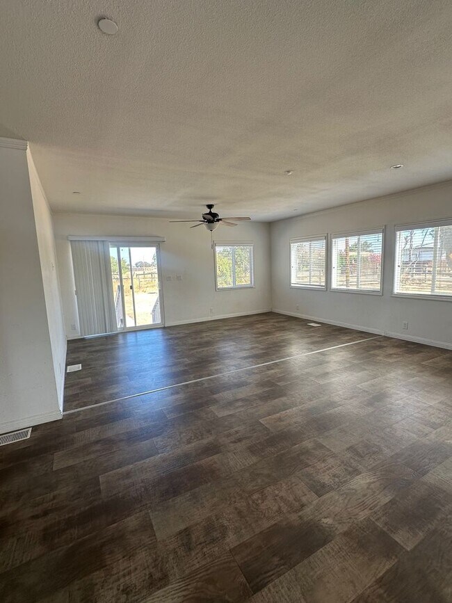 Building Photo - Updated 1 Story Home With Large Lot