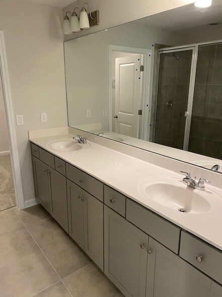 Dual sinks - 11250 Minnetta Ct