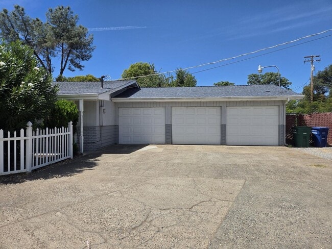 Building Photo - FURNISHED OR UNFURNISHED 5 BEDROOM 3 BATH HOME WITH POOL