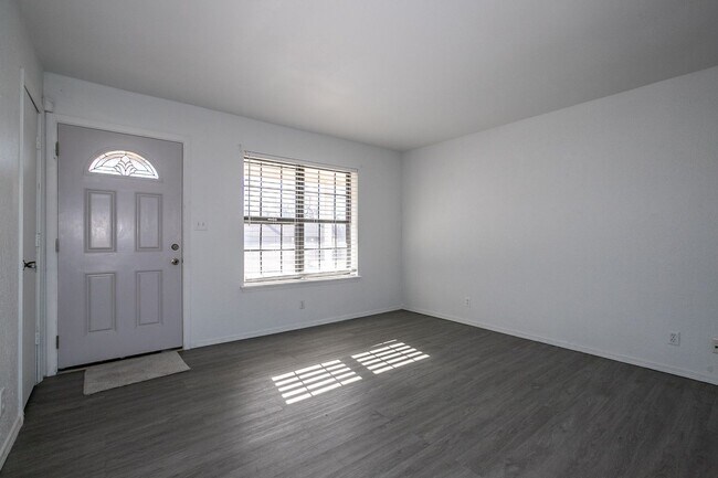 Building Photo - 1341 E 142nd St