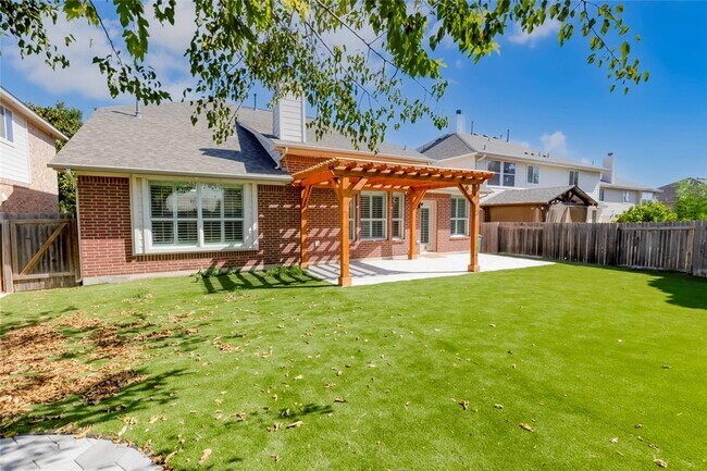 Building Photo - 15617 Pumpkin Ridge Dr