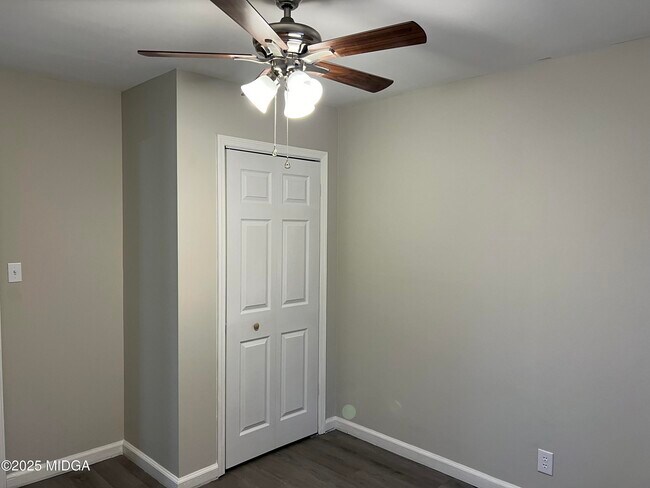 Building Photo - 4075 Meadowbrook Dr