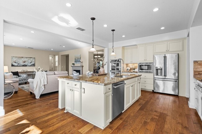 Building Photo - HILLTOP CORNER HOME WITH GORGEOUS VIEWS