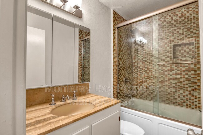 Building Photo - 1446 Skyview Dr