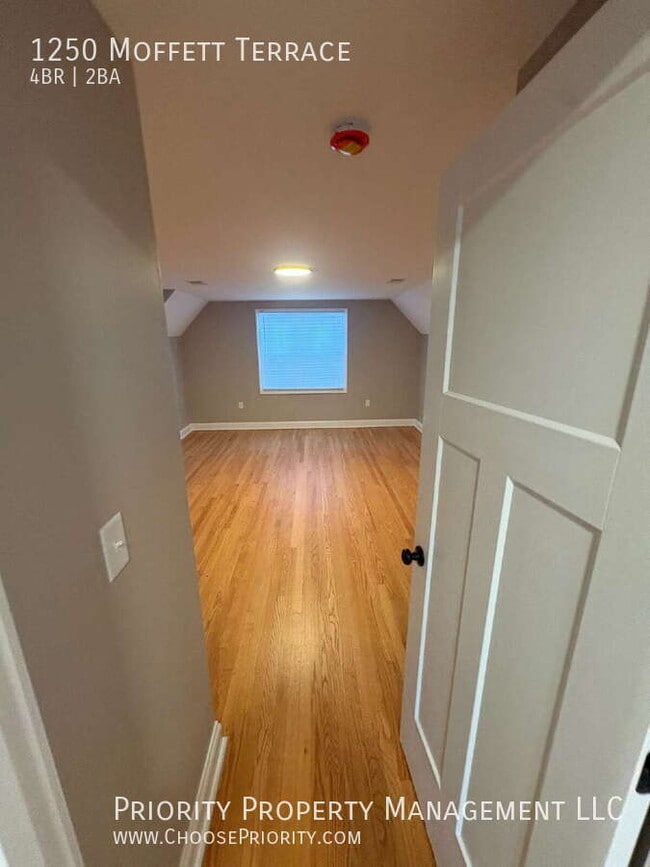 Building Photo - 1250 Moffett Terrace