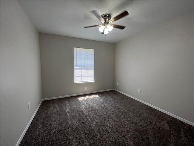 Building Photo - 500 Willow Dr
