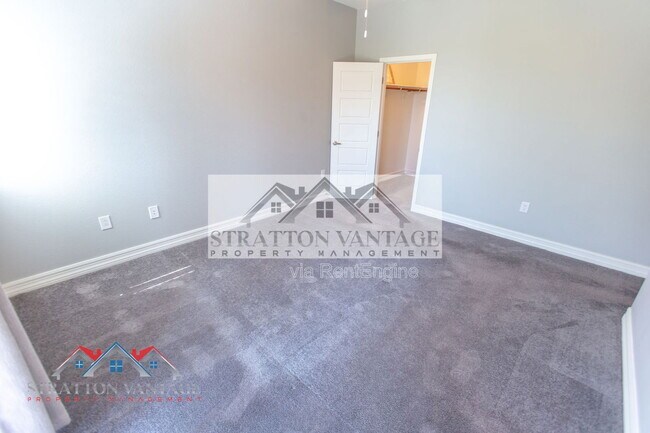 Building Photo - 2821 S Skyline Dr