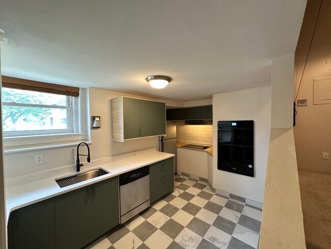Building Photo - 108 W Byers Pl