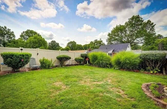 Building Photo - 307 Britanna Dr
