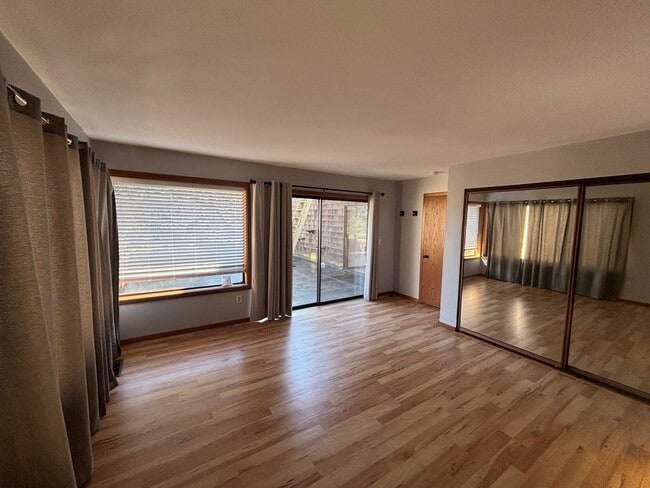 Building Photo - Large 2 bedroom 2.5 bathroom Bennett Valley Home with community pool and views