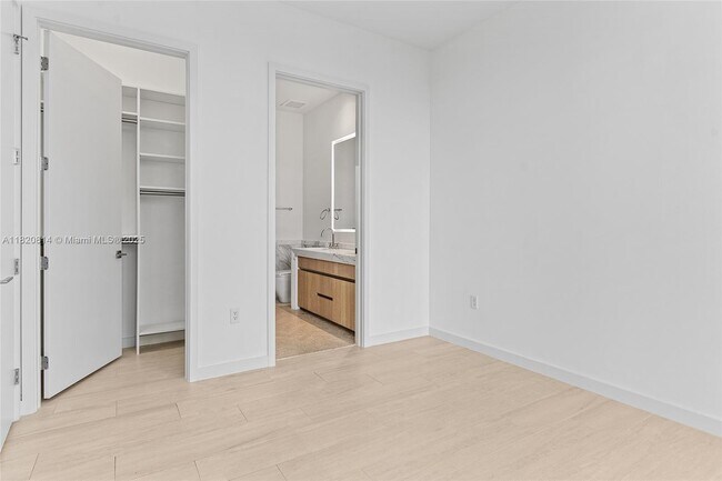 Building Photo - 2831 S Bayshore Dr