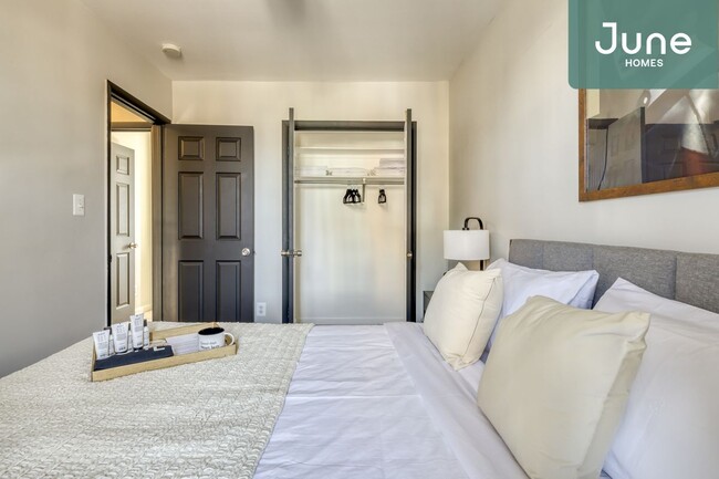 Building Photo - Queen room in 5-bed/2.5-bath Home