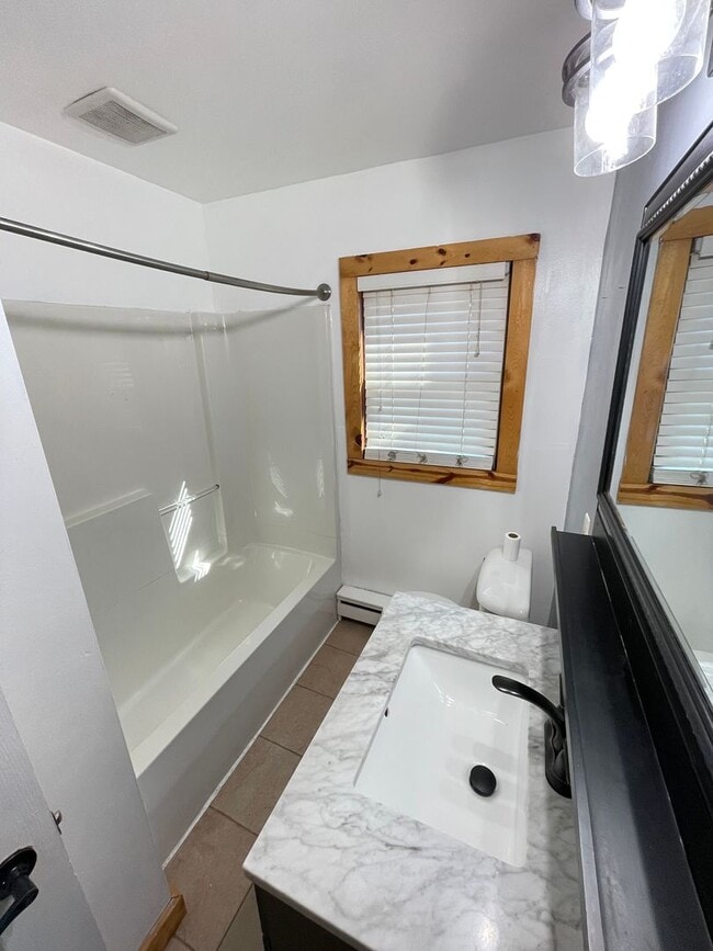 Building Photo - AVAILABLE NOW - 2 Bedroom, 1 Bath Two Harb...