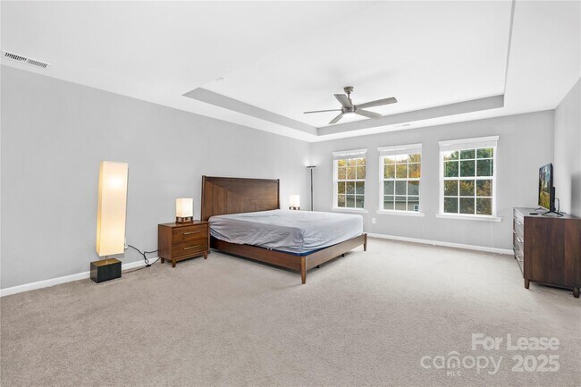 Building Photo - 5829 Dinsmore Ln