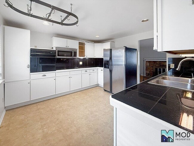 Building Photo - $0 DEPOSIT OPTION. CHARMING BRICK RANCH WITH FINISHED BASEMENT ON LARGE CORNER LOT NEAR DOWNTOWN ...