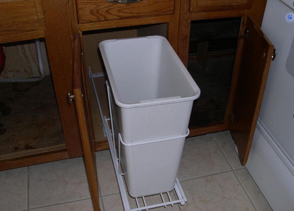 Pull out Trash Bin - 3024 Gentain Ct NE