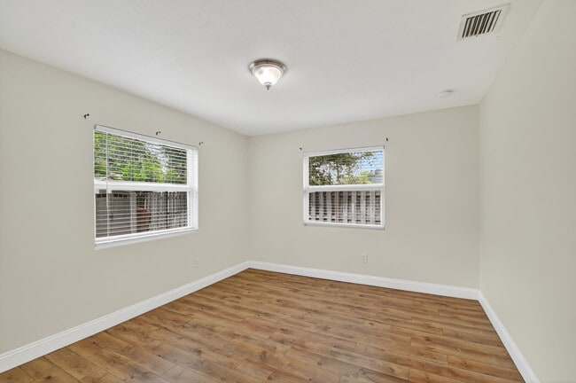 Building Photo - 422 W Ocean Ave