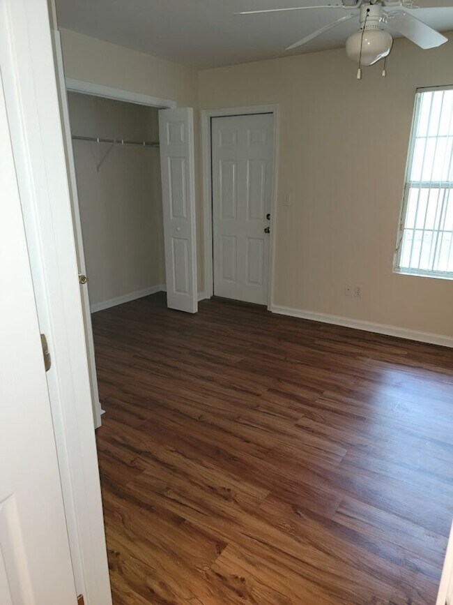 Building Photo - 3 BR/ 2BA Townhome located in