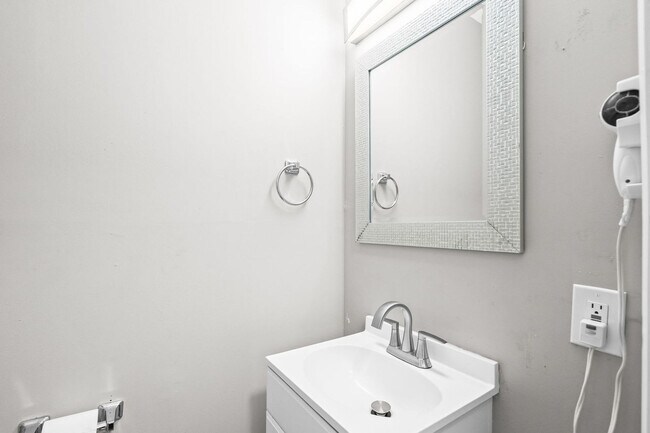 Building Photo - 405 13th Ave S