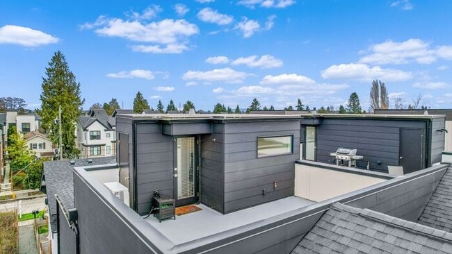Building Photo - Stunning Modern Air-Conditioned Townhome in Coveted Whittier Heights