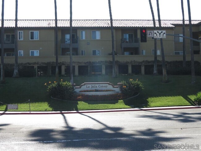 Building Photo - 7565 Charmant Dr
