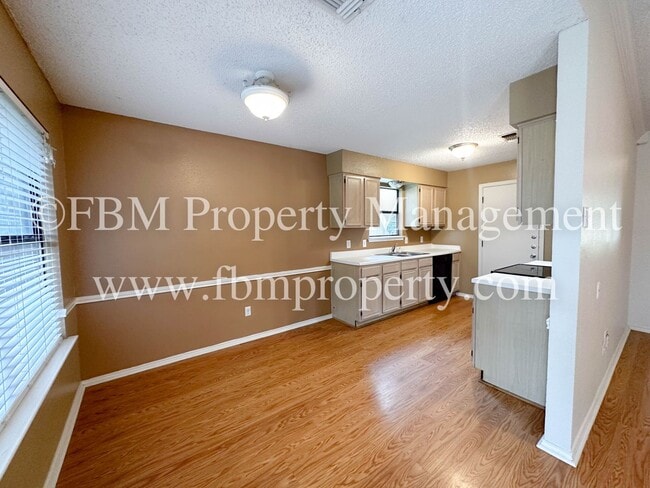Building Photo - 921 Park Pl Blvd