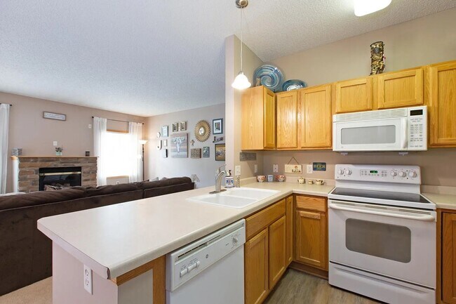 Building Photo - Spacious *2Bed*2Bath townhome Cottage Grove Available 7/1/26!