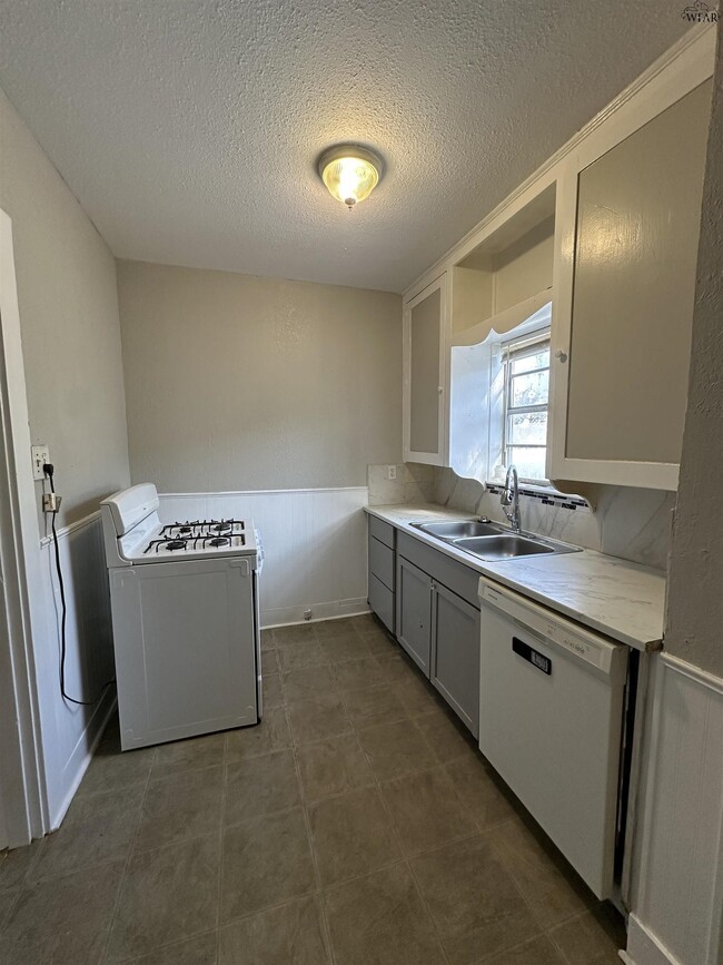 Building Photo - 1657 Keeler Ave