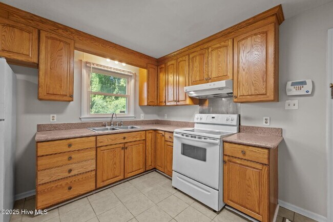 Building Photo - Nice 3 Bedroom Home -2503 Country Club Rd.