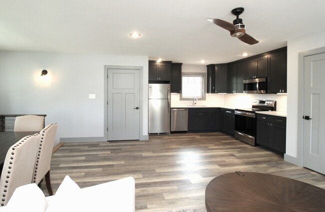 Building Photo - 400 SW E St