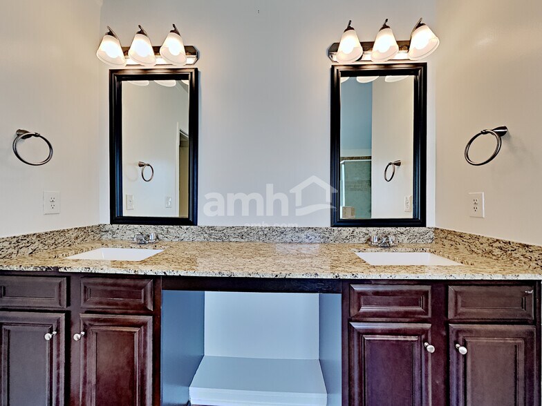 Building Photo - 402 Cleburne Pl
