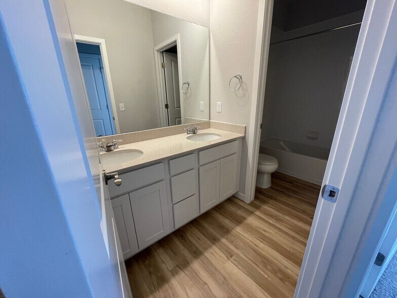 Building Photo - 1361 Brookfield Pl