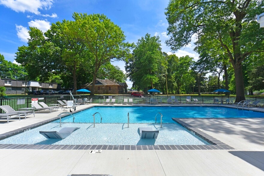 Swimming Pool and Sundeck - Eastwood Greene