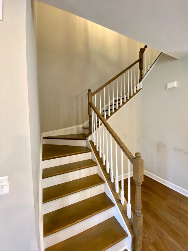 Building Photo - Charming 3-bedroom, 2.5-bathroom Townhouse