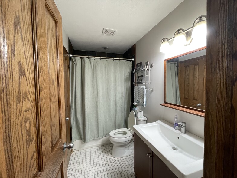 Building Photo - 5864 Red Cherry Ln
