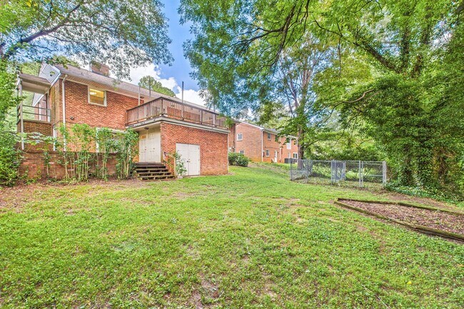 Building Photo - Large Home in Guilford Hills, Hardwood Flo...
