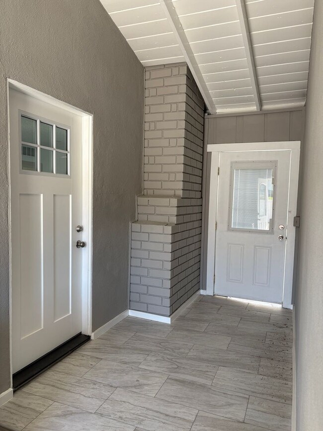 Building Photo - Fully Renovated 3-Bed in the heart of Teha...