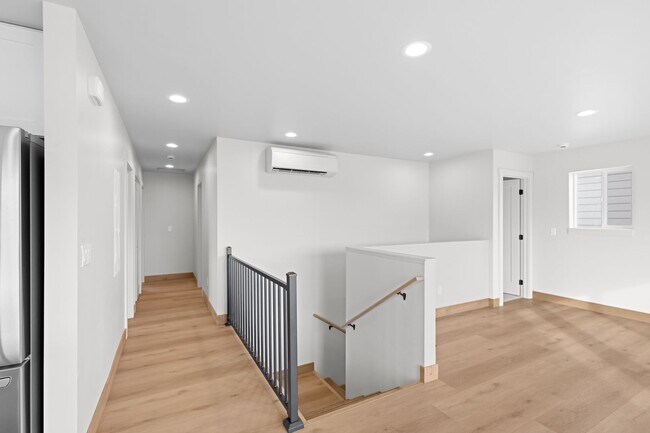 Building Photo - 865 9th St W