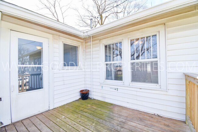 Building Photo - 2-Bedroom Farmhouse