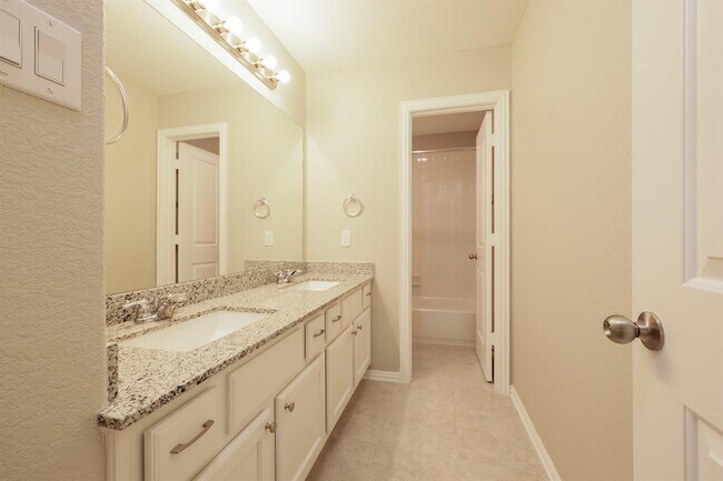 Building Photo - 29884 Dovetail Blf Ln