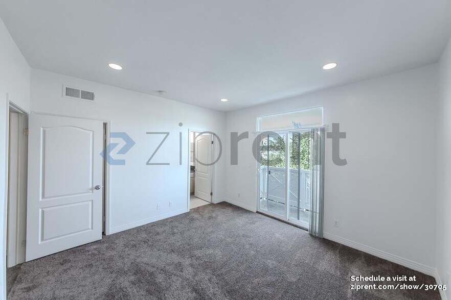 Building Photo - 11622 Oxnard St