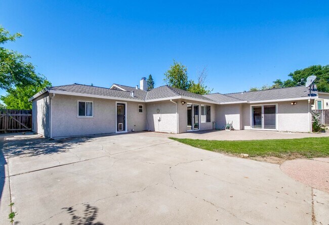 Building Photo - Large single family 4 Bed, 2 1/2 Bath Home...