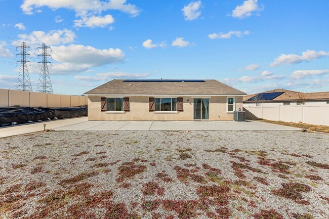 Building Photo - Stunning 4 bedroom 3 bath home in Summer Wind Trail Community