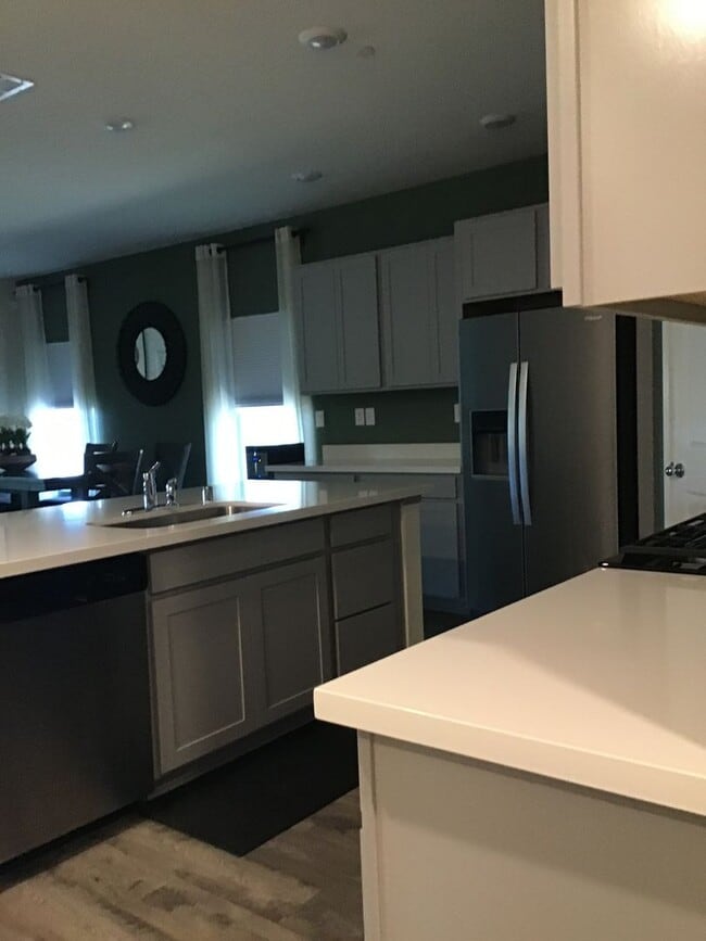 Building Photo - Beautiful home Near bus/transportation for...