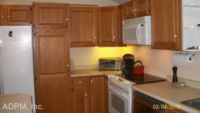 Building Photo - 2 br, 1.5 bath House - 234 Main St. #1