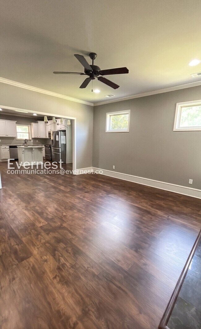 Building Photo - 3 Bed/2 Bath Home with Fenced Yard & Garage / Pet-Friendly / Vouchers Accepted / Available Now!