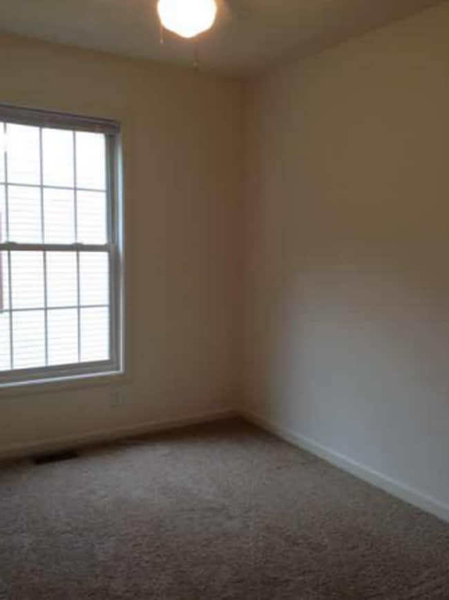 Building Photo - 3 bedroom, 2.5 bath Townhome *ASK US ABOUT...